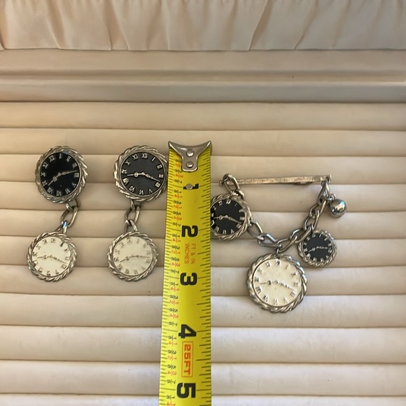 Vintage estate, jewelry, clock earrings, and the clock brooch set - Picture 8 of 8